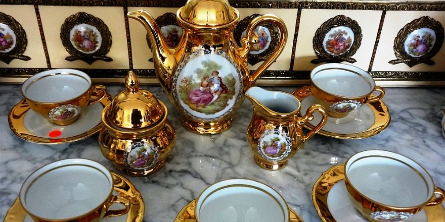 China - Vajilla Horst Kuba Bavaria a set with five cups and plates, sugar and cream bowls, and tea or coffee pot, decorated in 24 Karat gold, and a romantic scene in the...